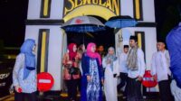 Foto : Gubernur Khofifah lakukan Safari Tarawih, Ziarah Makam dari Masjid ke Masjid