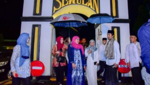 Gubernur Khofifah Safari Tarawih, Ziarah Makam, dari Masjid ke Masjid