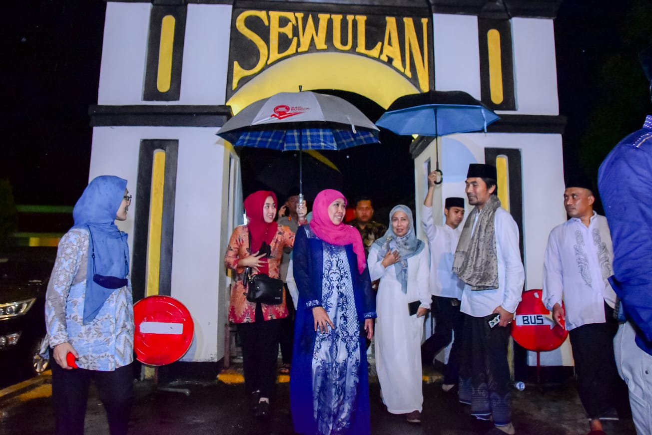 Foto : Gubernur Khofifah lakukan Safari Tarawih, Ziarah Makam dari Masjid ke Masjid