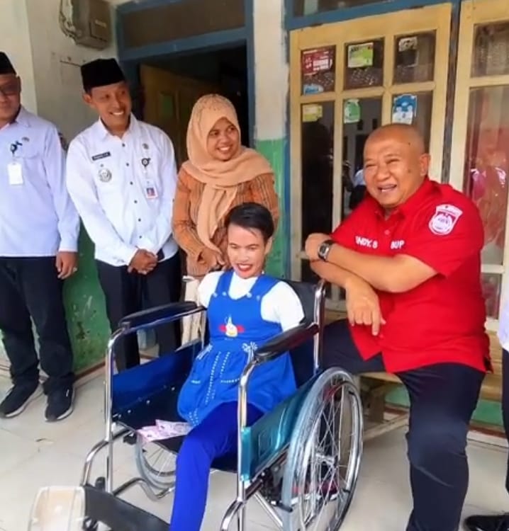 Foto: Bupati Jember Hendy Siswanto (baju merah) berbincang dengan Khotimah, warga difabel (duduk di kursi roda). Percakapan keduanya begitu cair meski baru pertama bertemu.