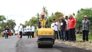 Bupati Jember Tinjau Perbaikan Ruas Jalan Penghubung Desa Jatirejo – Sidodadi