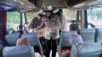Senyum Polisi Jombang dan Bingkisan Takjil ke Penumpang Bus
