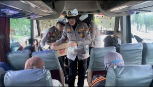 Senyum Polisi Jombang dan Bingkisan Takjil ke Penumpang Bus
