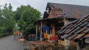 Hujan Disertai Angin Kencang Sapu Rumah hingga Musala di Jombang