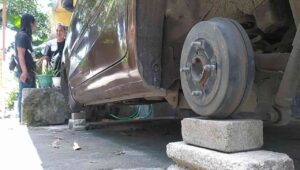 Awas, Maling Roda Mobil Parkir Dapat Mangsa di Jombang