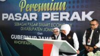 Bersama Gubernur Khofifah, Bupati Mundjidah Resmikan Pasar Perak, Percontohan Smart Economy