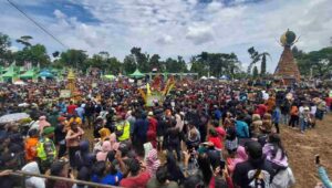 Antusias Lautan Manusia Ikuti Kenduren di Jombang, Tersedia 2.023 Buah Durian