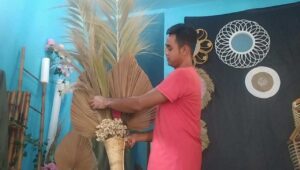 Warga Jombang Ini Sulap Dedaunan Jadi Dekorasi Rustik, Raih Cuan