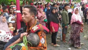 Ikut Berebut 2.023 Buah Alpukat di Jombang, Lansia Ini Pingsan