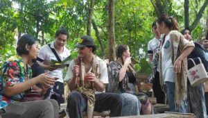 Kuliner Jadul, Pasar Barongan Jombang Tarik Perhatian Mahasiswa Amerika
