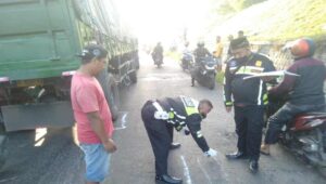 Gegara Jalan Berlubang Pemotor di Jombang Ini Tewas Ditabrak Truk