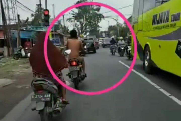 Pemotor bugil