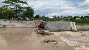 Ancam Banjir, Sampah Sumbat Sabo Dam Sungai Konto Jombang Berhasil Diangkat