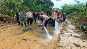 Jalan Lintas Curup – Lubuklinggau Tertimbun Longsor 2 Meter