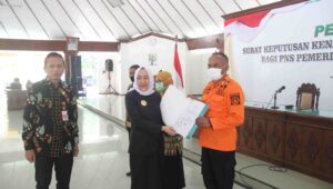 Bupati Bojonegoro Serahkan 571 SK Kenaikan Pangkat