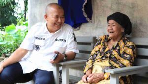 Senyum Merekah Lansia Sebatang Kara saat Dikunjungi Bupati Jember