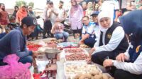 Blusukan ke Pasar Mojokerto, Khofifah Pastikan Stok Bapok Aman