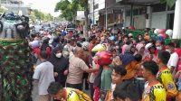 Atraksi Barongsai Warga Tionghoa Jombang dan Taburan Ratusan Paket Takjil