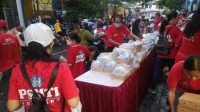 Hujan Tak Patahkan Semangat Warga Tionghoa Jombang Berbagi Ratusan Takjil Ramadan