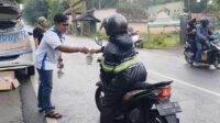 Bagi- bagi Takjil Gratis, DPK KNPI Omben Ngalap Berkah di Bulan Ramadan