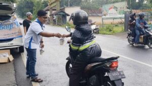 Bagi- bagi Takjil Gratis, DPK KNPI Omben Ngalap Berkah di Bulan Ramadan