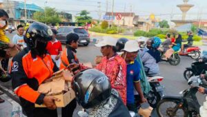 Berkah Ramadan, Ojek Online Oke Jek di Probolinggo Bagi-bagi Takjil