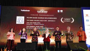 Kepemimpinan Bupati Anna Mu’awanah Raih Penghargaan Pembina TOP BUMD 2023