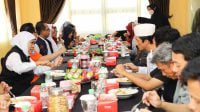 Gubernur Khofifah Ajak Penyintas dari Sudan Sarapan Ketupat Opor