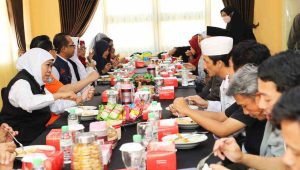 Gubernur Khofifah Ajak Penyintas dari Sudan Sarapan Ketupat Opor