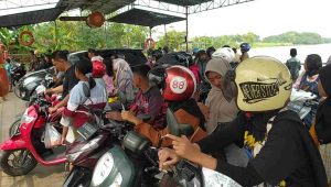 Hindari Kemacetan, Perahu Tambang di Jombang Jadi Alternatif Pemudik