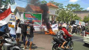 Tiga Hari Menjelang Idul Fitri, Ratusan Buruh di Jember Labrak PT Muroco
