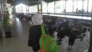 H-14 Lebaran, Ratusan Santri Jombang Mudik Awal Naik Kereta