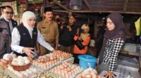 Di Pasar Kolpajung Pamekasan, Khofifah Minta Pedagang Jual Beras Medium