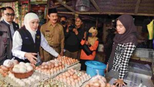 Di Pasar Kolpajung Pamekasan, Khofifah Minta Pedagang Jual Beras Medium