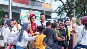 Unik, di Jombang Ada Pembagian Takjil Memakai Gaun Pengantin