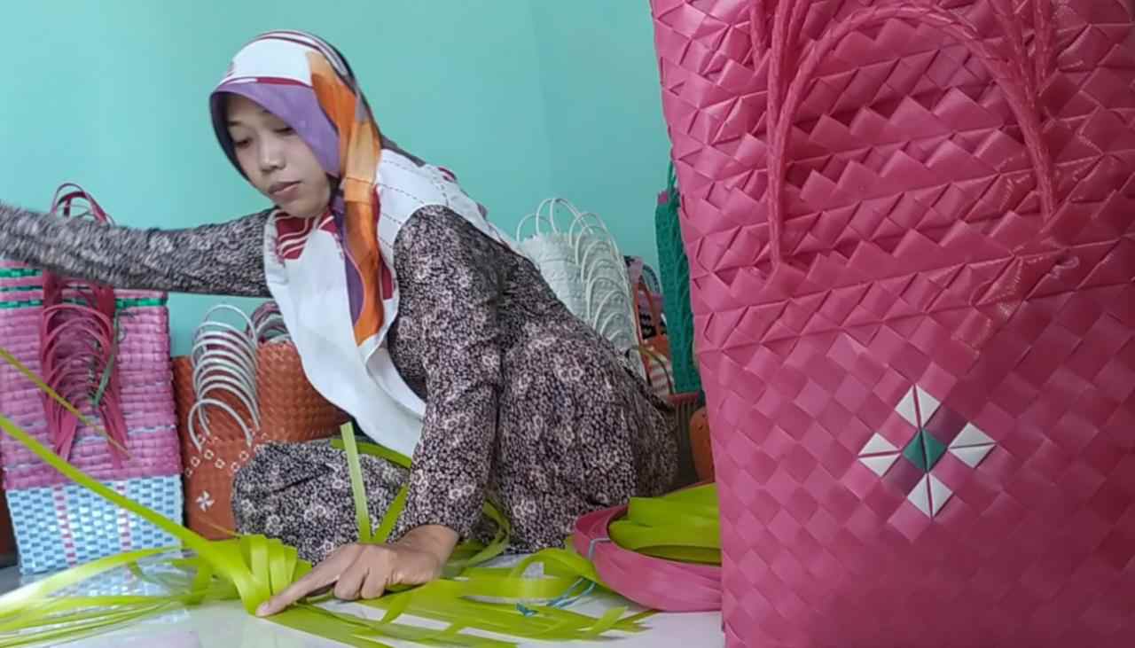 Tas anyaman plastik