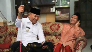 Tawa Bahagia Tunanetra di Jember Ketika Dapat Sebatang Tongkat dari Bupati Hendy