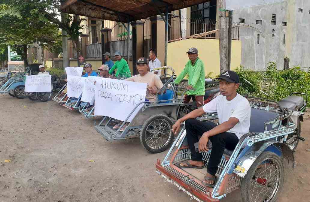 Tukang Becak dukung KPK