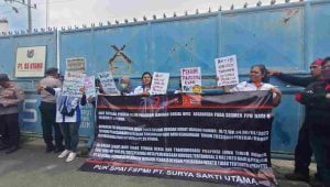 PT SS Utama Mangkir, Puluhan Anggota FSPMI Unjuk Rasa