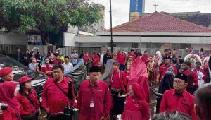 Diiringi Reog PDI-P Jatim Daftarkan Bacaleg ke KPU Provinsi