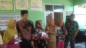 Pemdes Pelabuhan Talang Leak Bagikan BLT-DD Pada 27 KPM