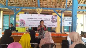 DP3AP2KB Blora Latih Perempuan Kepoh Bikin Penganan dari Jagung
