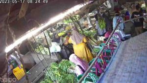 Di Pasar Tradisional Jombang, Emak-emak Terekam CCTV Curi HP Milik Pedagang