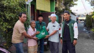 Usai Salat Subuh Berjemaah, Filantropi NBI Gelontorkan 250 Paket Sembako di Sukomanunggal Surabaya
