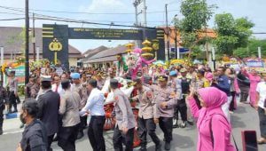 Momen Haru Saat AKBP Moh Nur Hidayat Naik Delman Hias di Jombang, Lambaikan Tangan Perpisahan