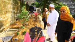 Khofifah Ziarah ke Makam PMI Korban Covid-19 Asal Jatim di Hong Kong