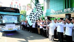 445 CJH Kloter 1 Dilepas, Gubernur Khofifah Pesan Jaga Kesehatan di Tanah Suci