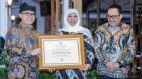 Gubernur Khofifah Raih Penghargaan Tokoh Bidang Kearsipan