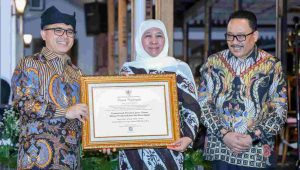 Gubernur Khofifah Raih Penghargaan Tokoh Bidang Kearsipan