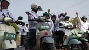 Bergaya Milenial Naik Vespa dan Sarungan, PKB Jombang Daftarkan ke KPU